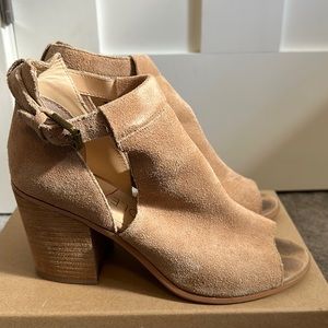 Sole Society nude sued heels